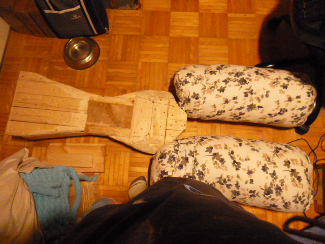 The legs are too thick, i will make wooden legs just like i did with the torso so they have the shape i want to restich the legs fabric because they look like elephantasis legs. the wooden legs will be either 50cm top with 35cm bottom (for 75cm top and 60cm bottom)