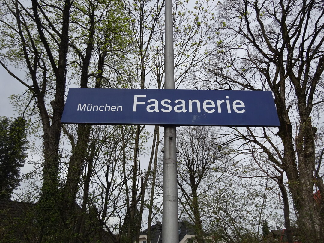 Anette_in_Tasche_04_Bahnhof_Fasanerie.jpg