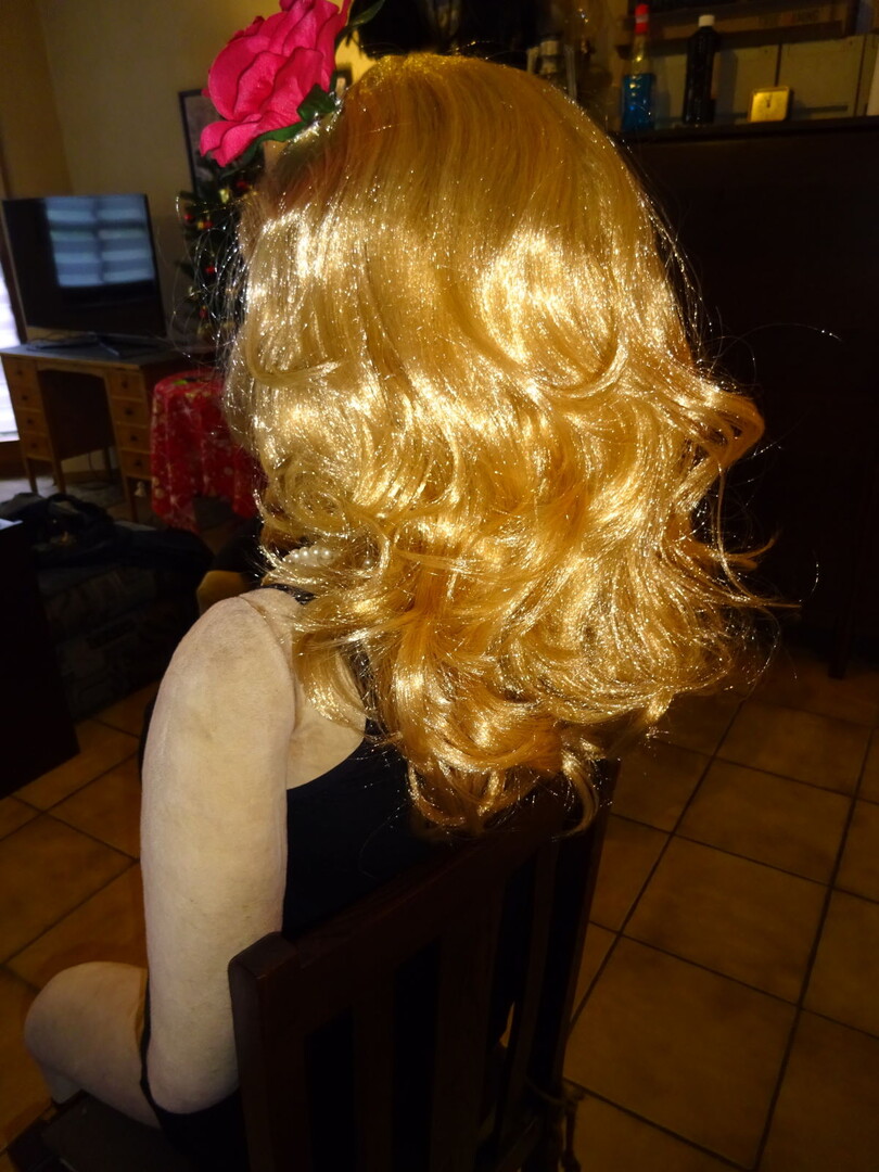 Anette_with_gold_blond_wig_04.jpg