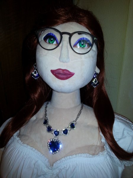 25_Anette_Portrait_With_Jewelry_And_Glasses.jpg